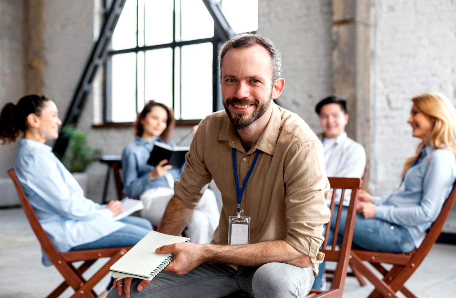 Teilnehmer arbeiten gemeinsam an finanziellen Kommunikationsstrategien